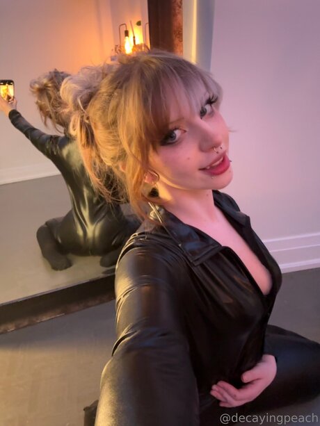 Decayingpeach model xxx pictures