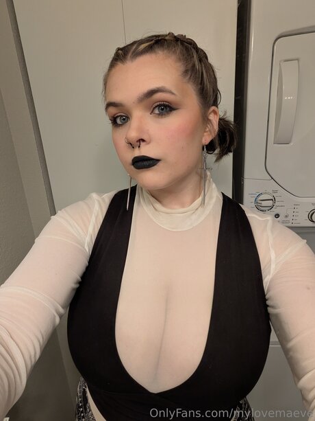 Mylovemaeve erotic pornstar picture