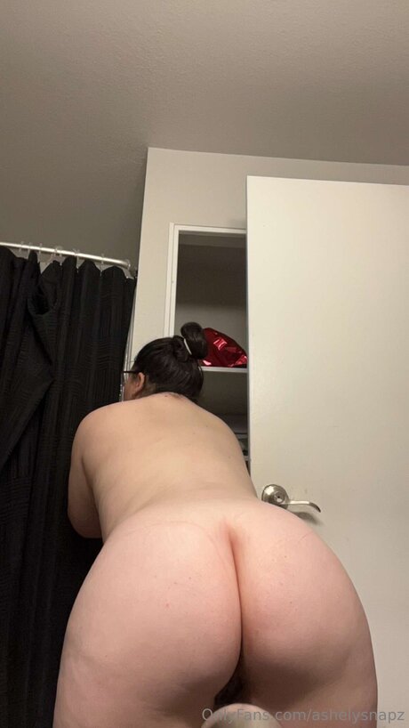 Ashsnapz pornstar naked pic