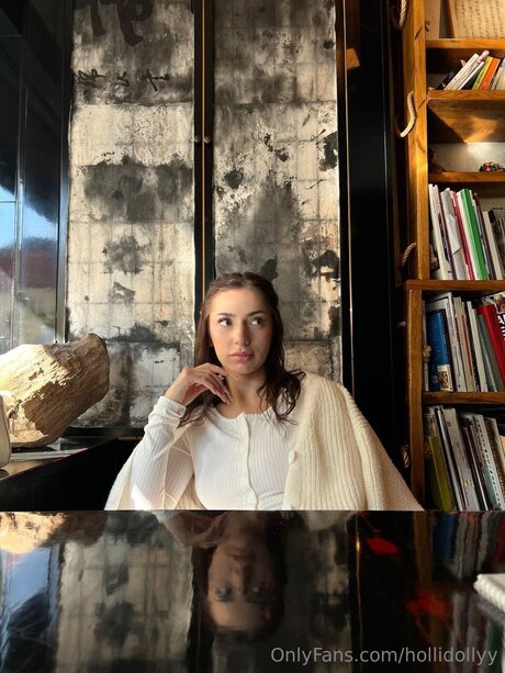 Hollidollyy exclusive actress images