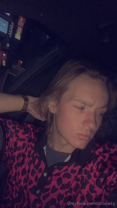 Uknowty star naked picture