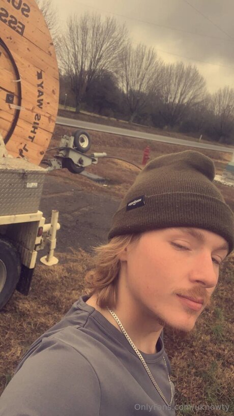 Uknowty model porn gallery