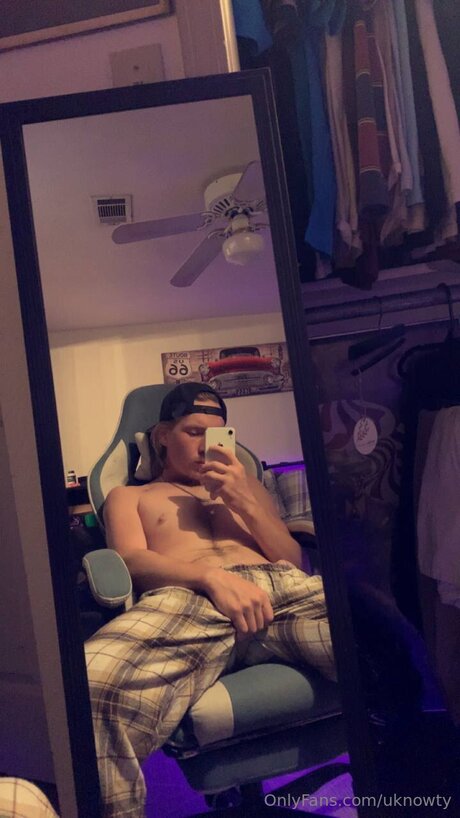 Uknowty nude model pics