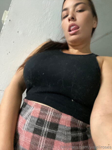 Yareliroses model adult photos