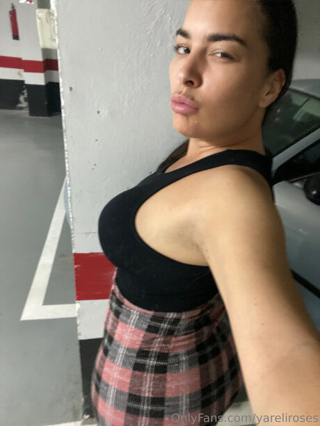 Yareliroses art model image