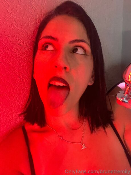 Brunettemily naked actress picture