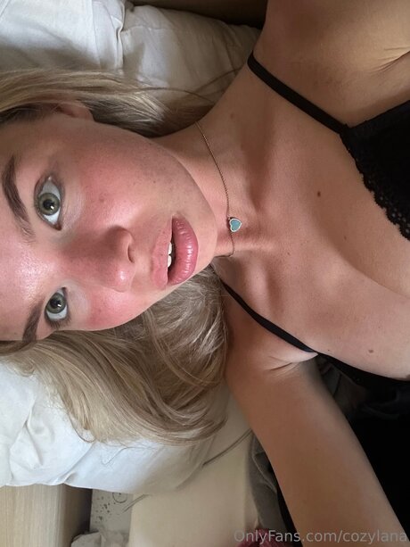 Cozylana star naked images