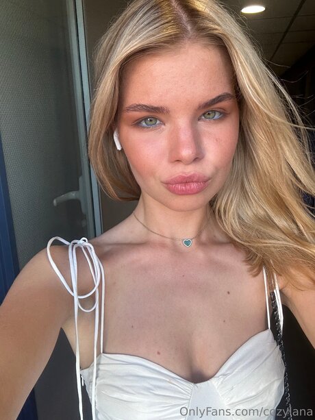 Cozylana exclusive model pic