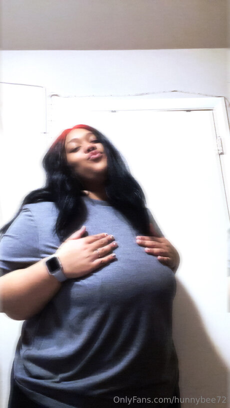 Hunnybee72 pornographic actress img