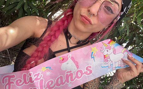 Pequepink17 adult model image