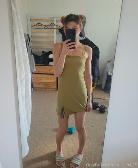 Little Lexi 19 erotic star pic