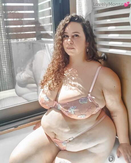 Lovelymonse model pretty picture