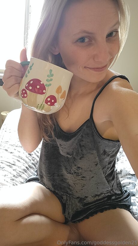 Goddessgolden25 pornstar adult picture