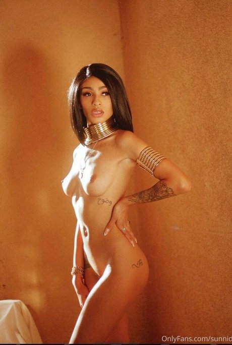 Sunnibytch model high quality photo