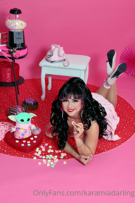 Karamia Darling pretty star photos