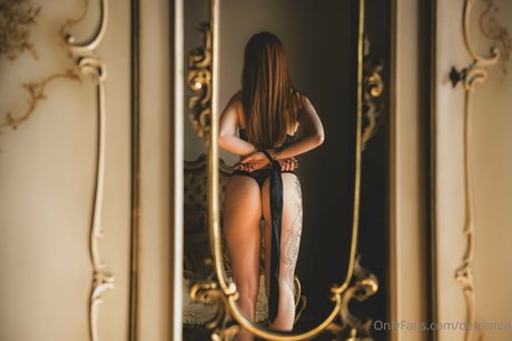 Detremia model nudes pictures