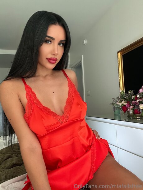 Miafallsfree nude actress photos