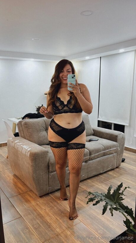 Yourjanee top model img