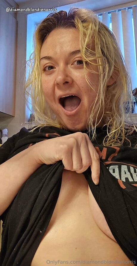 Diamondblondienorris nude model pictures
