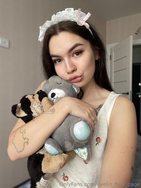 Evelin Free Page model art pics