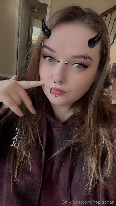 Hopiechan nude model photo