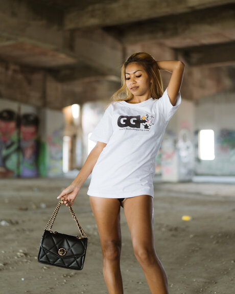 Benzasia model naked img