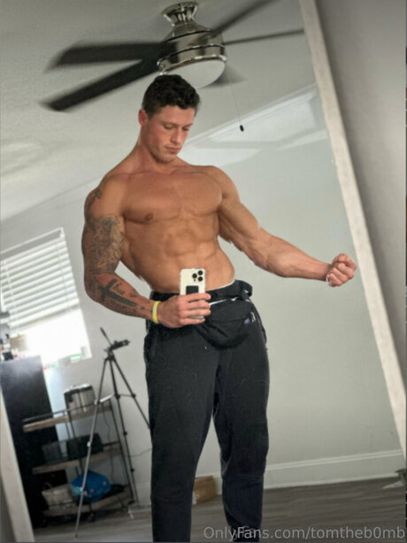 Tomtheb0mb pornstar naked img