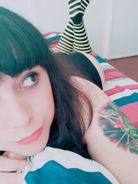 Eminitta model free image