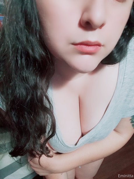 Eminitta model hot img