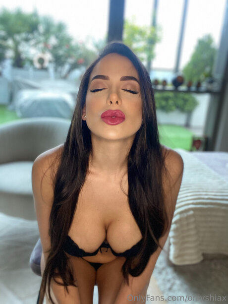 Onlyshiax free model picture