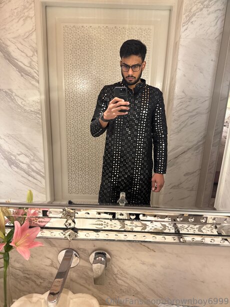 Brownboy6999 model erotic photo