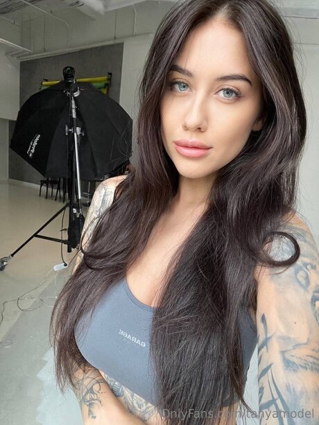 Tanyabahtinafree model top picture