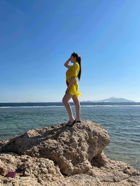 Emmika model naked img