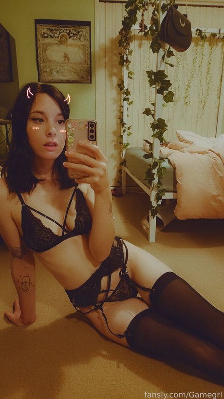 Gamegrl naked pornstar img