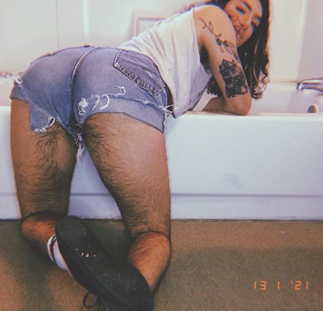 Olive Wren_ exclusive model picture