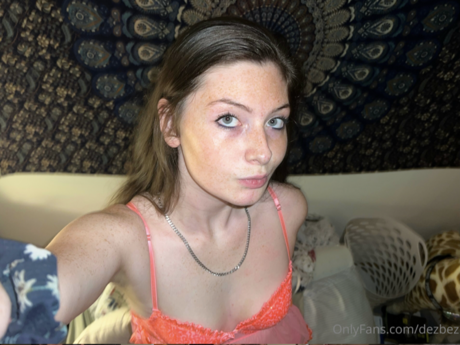 Dezbez model free image