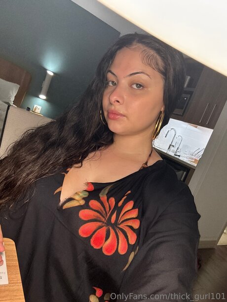 Thick Gurl101 naked pornstar photo