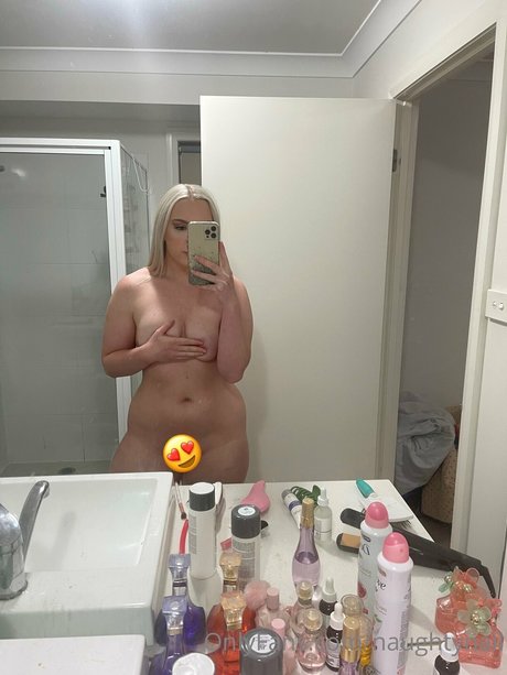 Tynnille Robinson star hot img