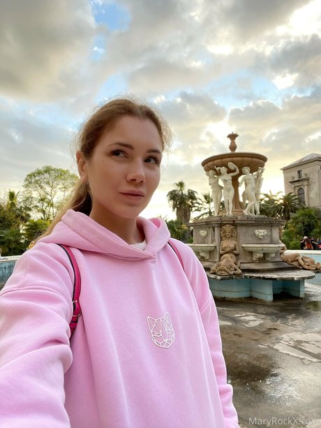 Little Queen model hot pics