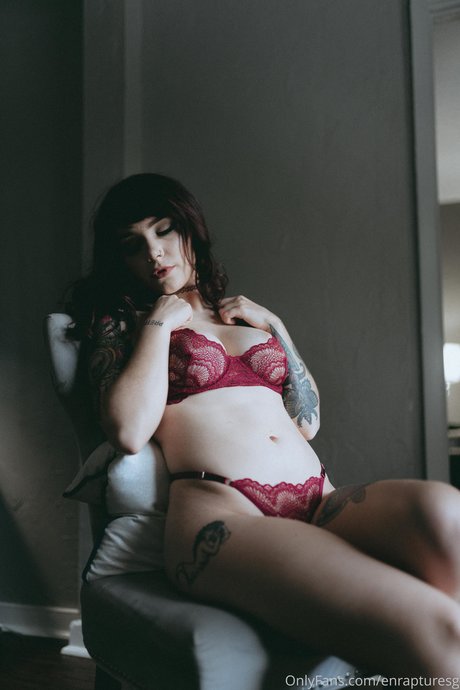 _Elise Tails model beautiful pics