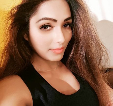 Zoya Rathore free actress photos