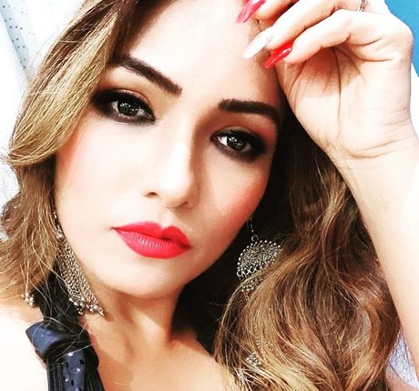 Zoya Rathore hot actress img