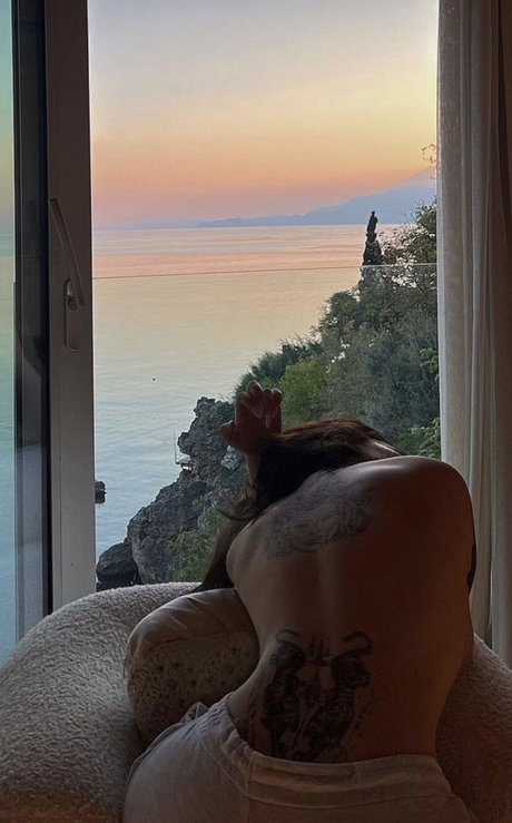 Benhaze44 model naked gallery