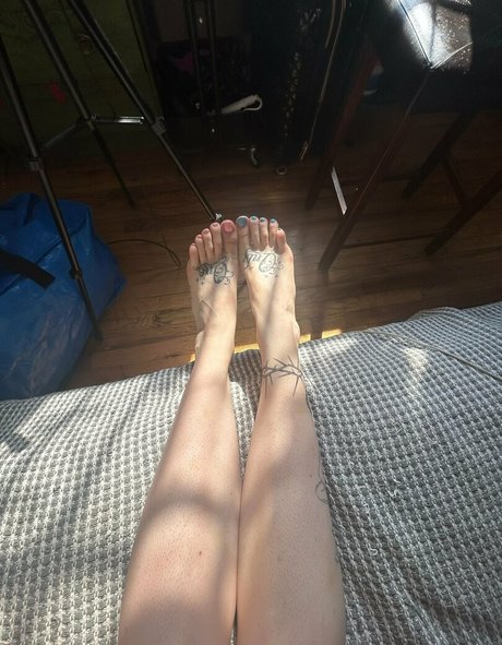 Cloversworldwide model adult picture