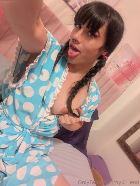 Nyxi Leon model naked gallery