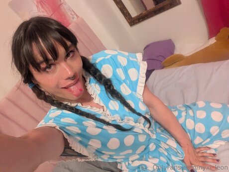 Nyxi Leon pornstar hd pictures