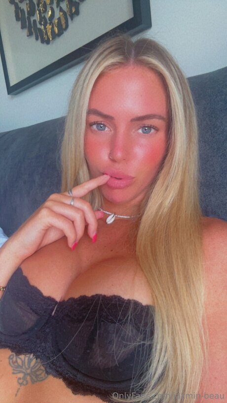 Jazmin Beau naked model photos