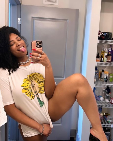 Yagurlbubblez nude model pictures