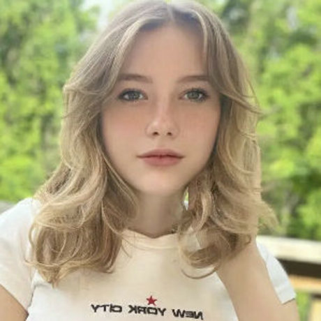 Zoe Moore exclusive actress pic