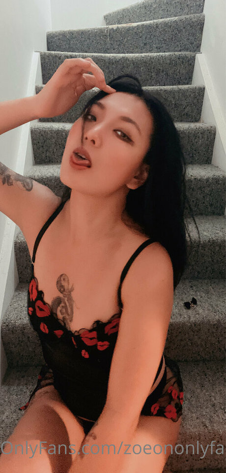 zoeononlyfans model nude img